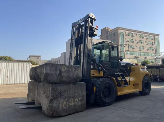 Power steering vorkheftruck voor zware lasten met een draaicirkel van 2500 mm, ontworpen om de efficiëntie bij materiaalbehandelingstaken te verbeteren