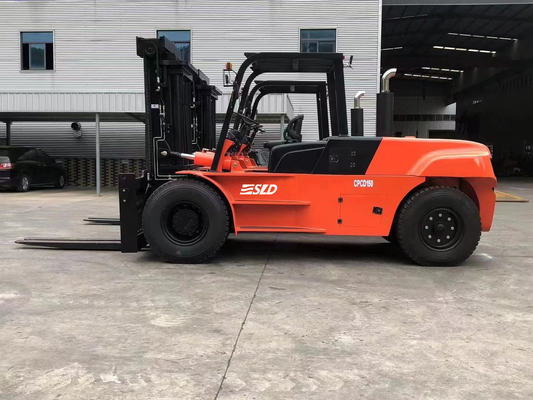Oranje-rood zware heftruck met voor- of achterwielsturing en rollprong bevestigingen